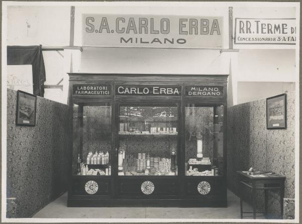 Libia - Tripoli - Fiera Campionaria - Padiglione fieristico - Interno - Vetrinetta dei laboratori farmaceutici della Carlo Erba di Milano e Bergamo