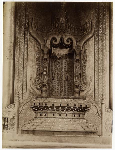 Myanmar - Mandalay - Palazzo Reale - Interno - Trono in legno