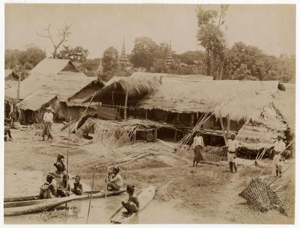 Myanmar - Kyonk Myoung - Villaggio - Fiume - Capanne - Canoe