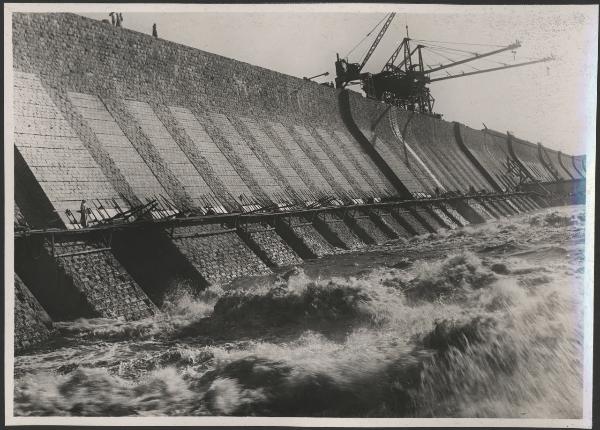 Egitto - Assuan - Diga - Zona di Bab-el-Kabir - Apertura delle paratie - Acqua