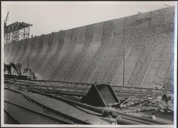 Egitto - Assuan - Diga - Solid dam (diga piena) - Zona orientale - Monorotaia - Rivestimento dei contrafforti