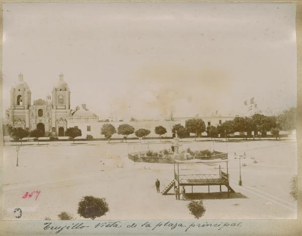 Perù - Trujillo - Piazza principale - Chiesa - Fontana - Palco