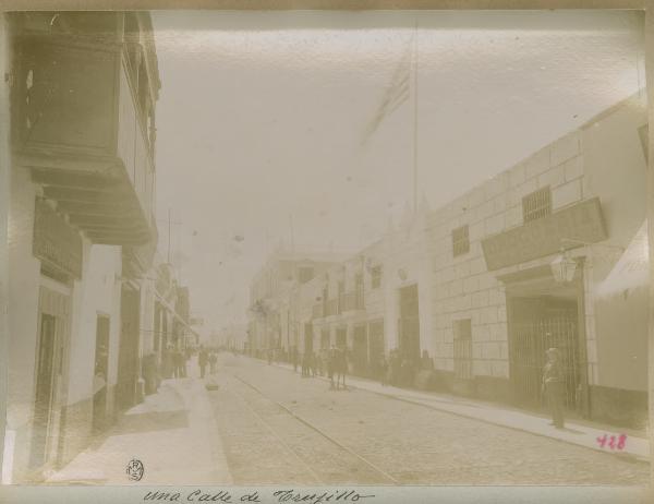 Perù - Trujillo - Città - Strada - Edifici