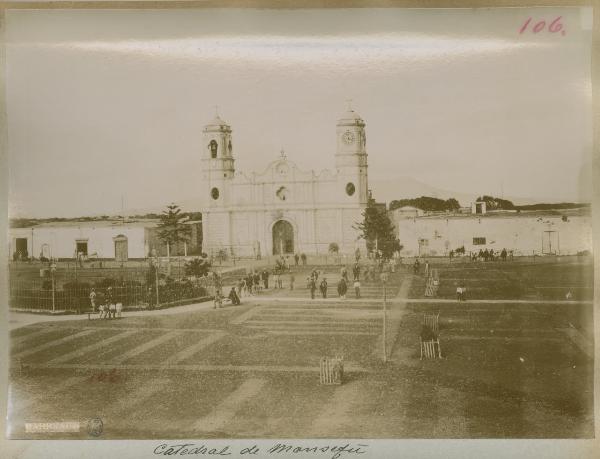 Perù - Monsefu - Cattedrale - Esterno - Facciata - Piazza