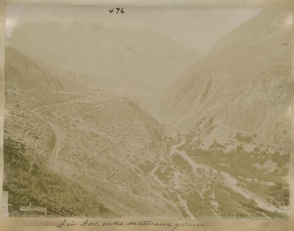 Perù - Strada tra Matucana e Sarco - Tornanti - Montagne - Ferrovia