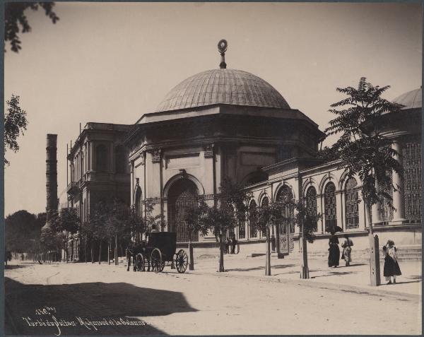 Turchia - Istanbul - Strada - Edificio funerario del Sultano Mahmud - Esterno - Colonna di Costantino