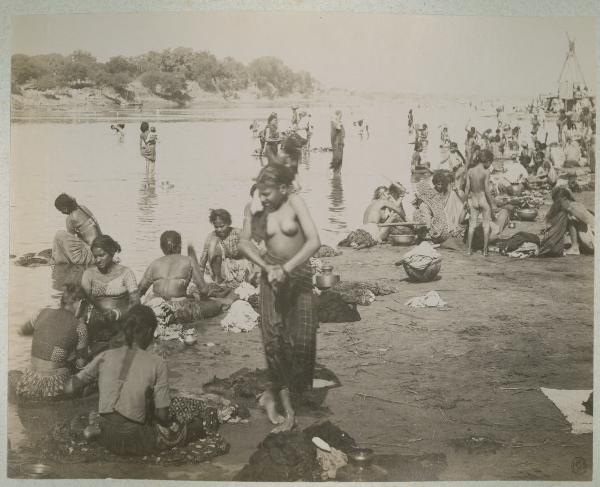 India - Ahmedabad - Fiume Sabarmati - Donne e bambini - Bagnanti - Abluzioni