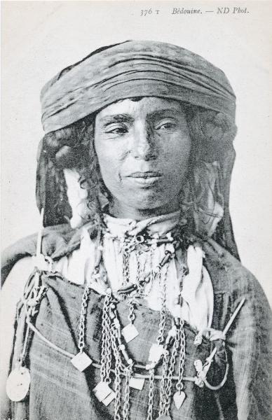 Tunisia - Scena di genere - Donna beduina ritratta a mezzo busto