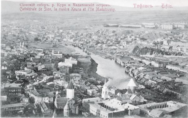 Russia (ora Georgia) - Tiflis (ora Tbilisi) - Panorama a volo d'uccello della città di Tbilisi con vista sulla cattedrale di Sion, il fiume Kura e l'isola di Madatovsky