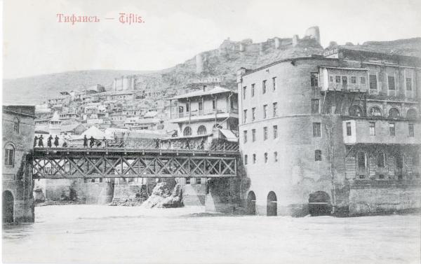 Russia (ora Georgia) - Tiflis (ora Tbilisi) - Angolo caratteristico di Tbilisi con il fiume Kura attraversato da un ponte in struttura metallica