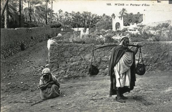 Algeria - M'Zab - Portatore d'acqua