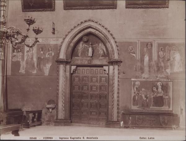 Verona - Chiesa di S. Anastasia - sacrestia - Portale di ingresso