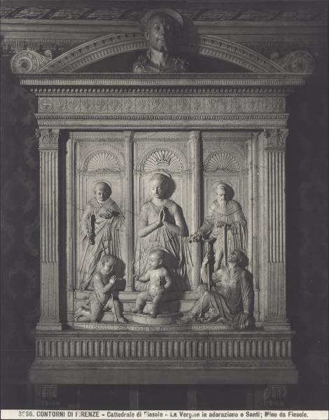 Dossale - Madonna adorante il Bambino e S. Giovannino con i Ss. Leonardo e Remigio e uno storpio - Mino da Fiesole - Fiesole - Duomo - Cappella Salutati