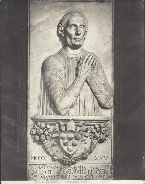 Rilievo - Busto del vescovo Donato de' Medici - Antonio Rossellino - Pistoia - Duomo - Presbiterio