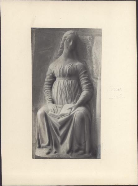 Scultura - Figura femminile con libro - Bolzano - Museo Civico (?)