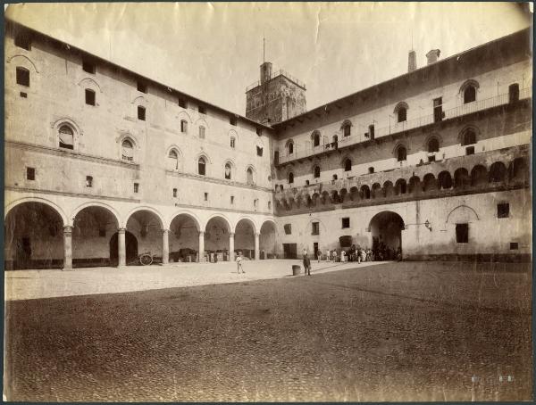 Milano - Castello Sforzesco - Cortile della Rocchetta e Torre di Bona di Savoia