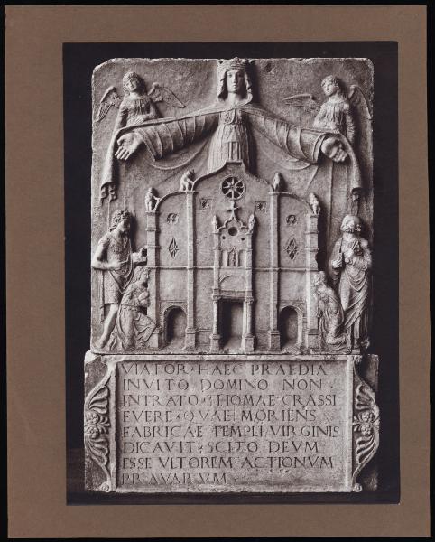 Rilievo - Lapide di Tommaso Grassi - Stemma della Fabbrica del Duomo con Madonna, angeli, San Giovanni Battista, San Pietro, donatori e la facciata di Santa Maria Maggiore - Milano - Museo del Duomo - Cat. 123, inv. 5