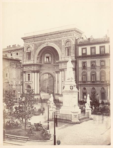 Milano - Piazza della Scala - Galleria Vittorio Emanuele II - Arco d'ingresso - Pietro Magni - Monumento a Leonardo da Vinci - prototipo in gesso