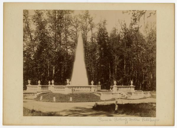 Russia - Pietroburgo (dintorni di) - Residenza estiva di Pietro il Grande - Fontana detta La Piramide