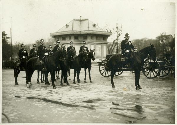 Milano - Vigili urbani a cavallo schierati per l'arrivo di S.M. il re d'Italia Vittorio Emanuele III in vista dell'inaugurazione della Fiera Campionaria