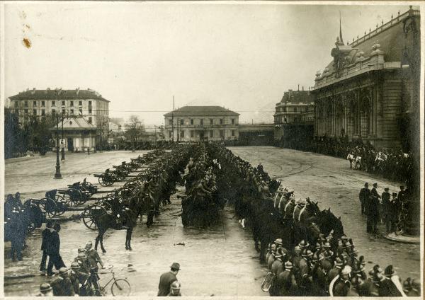 Milano - Piazzale della Stazione Centrale - schieramento militare per l'arrivo di S. M. il Re d'Italia Vittorio Emanuele III in vista dell'inaugurazione della Fiera Campionaria