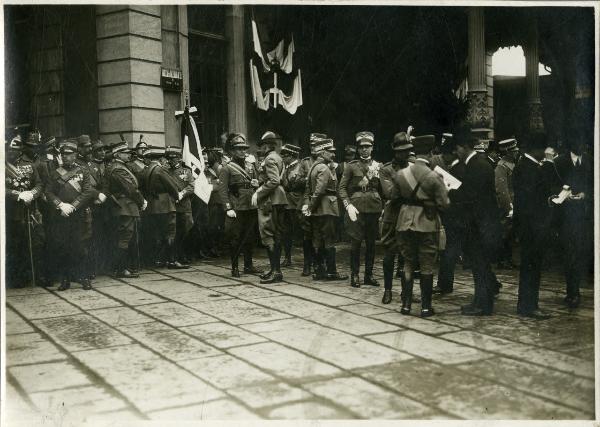 Milano - Stazione Centrale - Ufficiali in attesa dell'arrivo di S. M. il Re d'Italia Vittorio Emanuele III per l'inaugurazione della Fiera Campionaria