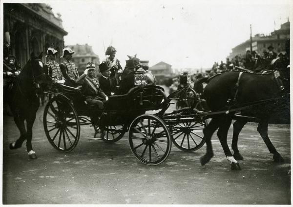 Milano - Stazione Centrale - S. M. il Re d'Italia Vittorio Emanuele III sulla berlina all'arrivo per l'inaugurazione della Fiera Campionaria