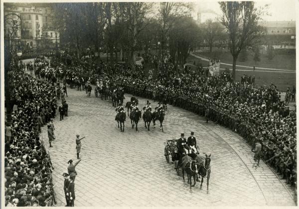 Milano - Viale della Stazione Centrale - Corteo con S. M. il Re d'Italia Vittorio Emanuele III all'arrivo per l'inaugurazione della Fiera Campionaria