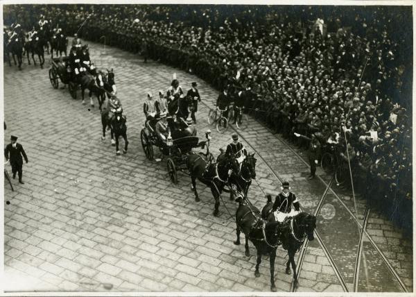 Milano - Corteo lungo il viale della stazione all'arrivo di S. M. il Re d'Italia Vittorio Emanuele III per l'inaugurazione della Fiera Campionaria