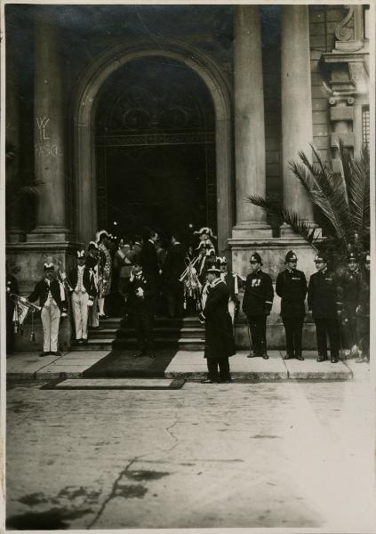 Milano - Palazzo Marino - Ufficiali, vigili e valletti per l'arrivo di S. M. il Re d'Italia Vittorio Emanuele III in vista dell'inaugurazione della Fiera Campionaria