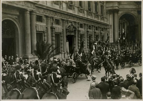 Milano - Palazzo Marino - L'arrivo di S. M. il Re d'Italia Vittorio Emanuele III in occasione dell'inaugurazione della Fiera Campionaria