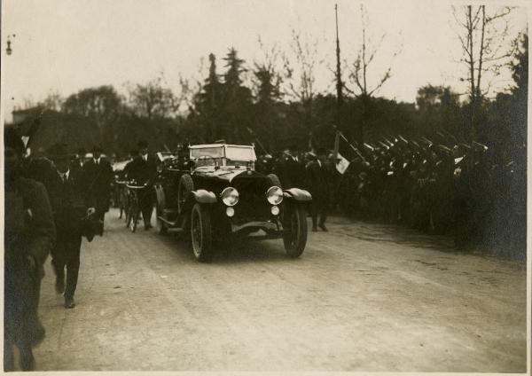 Milano - Sfilata di S. M. il Re d'Italia Vittorio Emanuele III per l'inaugurazione della Fiera Campionaria - Saluto fascista delle Associazioni