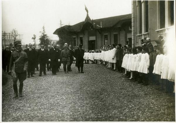 Milano - Scuola all'aperto di Turro - S.M. il Re d'Italia Vittorio Emanuele III - studenti