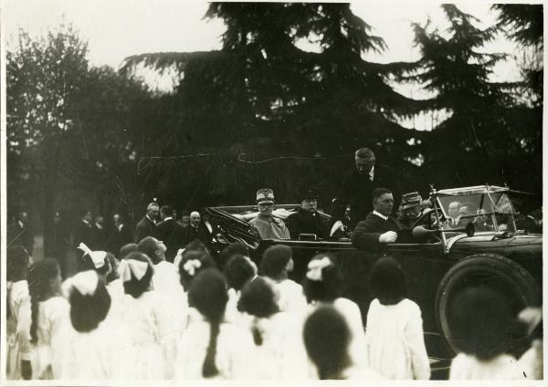 Milano - Scuola all'aperto di Turro - Studentesse - S.M. il Re d'Italia Vittorio Emanuele III