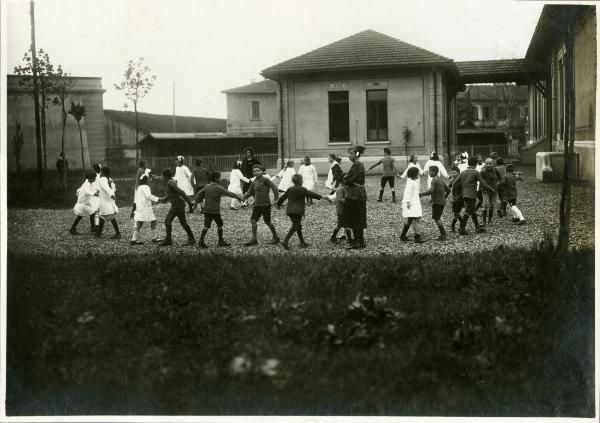 Milano - Scuola all'aperto di Turro - Girotondo degli scolari in occasione della visita di S.M. il Re d'Italia Vittorio Emanuele III