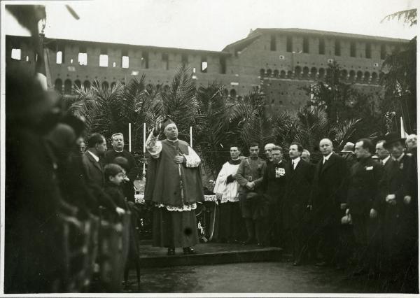 Milano - Castello Sforzesco - Monsignore Ambrogio Portaluppi - celebrazione della Messa per il Natale di Roma