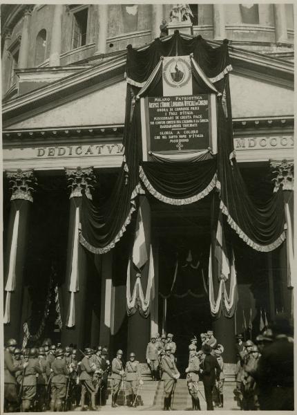 Milano - Piazza San Carlo - Facciata della Chiesa di San Carlo al Corso - Stendardo funebre