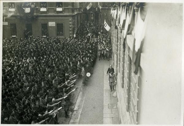 Milano - Piazza Belgioioso - Mussolini - Centurie della milizia