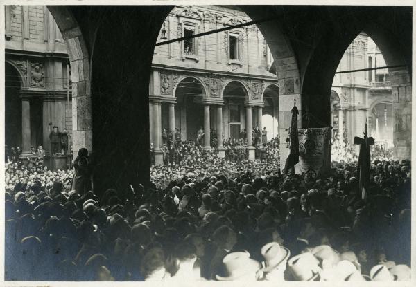 Milano - Palazzo della Ragione - Folla sotto i portici