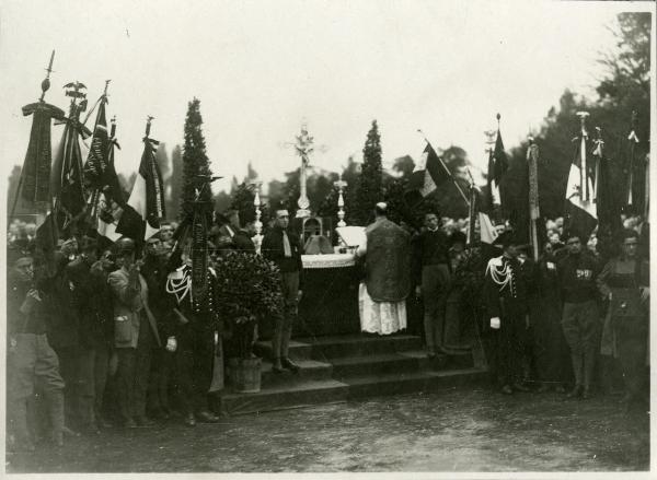 Milano - Cappellano della XXIV legione della milizia nazionale celebra la messa in commemorazione della Marcia su Roma