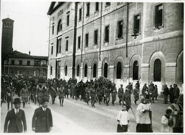 Milano - Via Santa Valeria - Corteo funebre