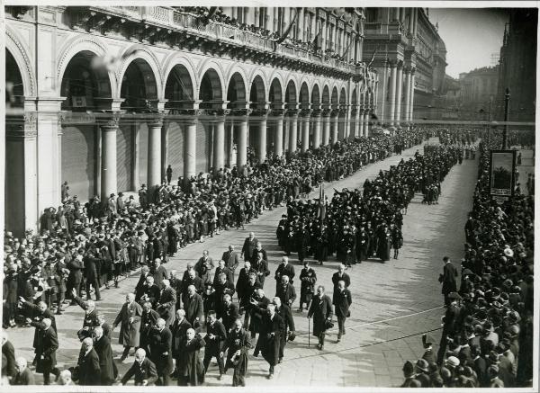 Milano - Piazza del Duomo - Sfilata delle Associazioni