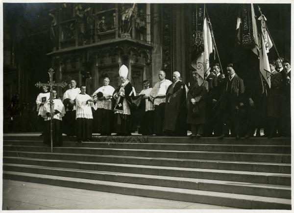 Milano - Duomo di Milano - Scalinata - Clero radunato per la celebrazione della Vittoria