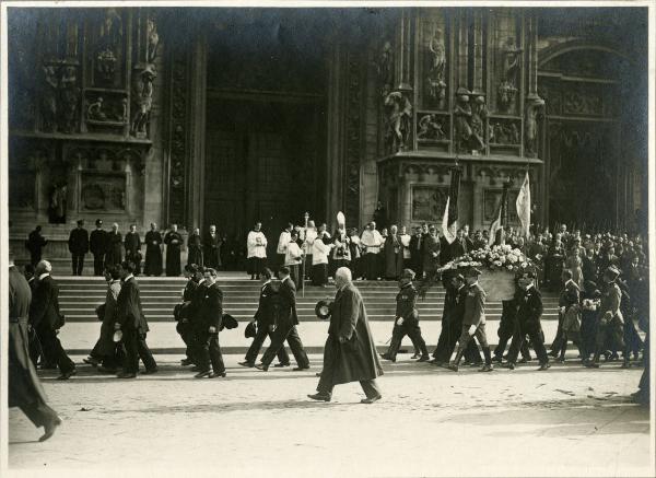 Milano - Duomo di Milano - Monsignore G. Rossi - Monsignore Ambrogio Portaluppi - Monsignore Nasoni - Benedizione delle salme