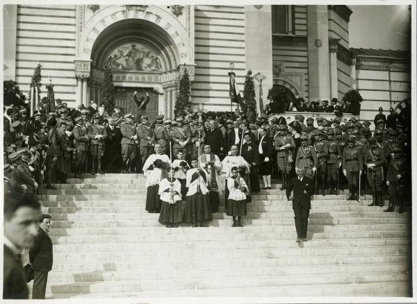 Milano - Cimitero Monumentale - Famedio - Scalinata esterna - Chierichetti - Militari - Coro per la celebrazione della Vittoria