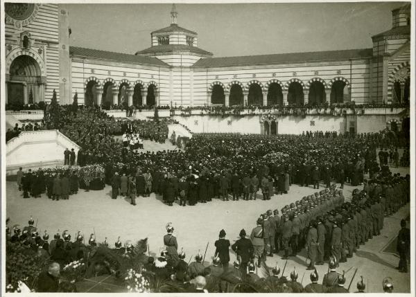 Milano - Cimitero Monumentale - Truppe schierate nella piazza - Folla