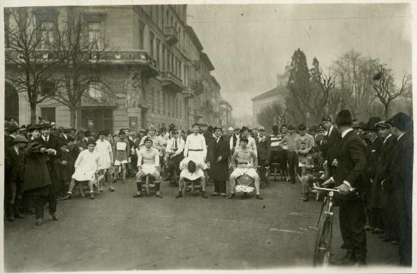 Milano - Piazza Cavour - Carnevale - Corsa delle carriole