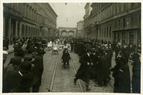 Milano - Via Manzoni - Carnevale - Corsa delle carriole