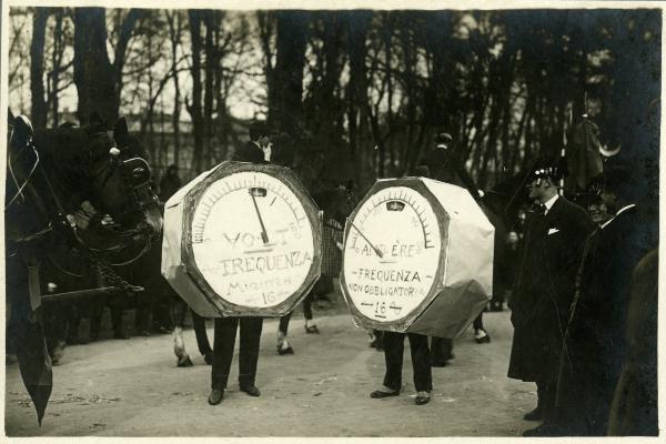 Milano - Carnevale - Piazza della Scala - Misuratori