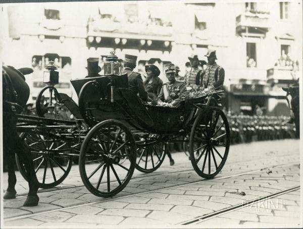 Milano - S.M. il Re d'Italia Vittorio Emanuele III e la Regina Elena sulla berlina